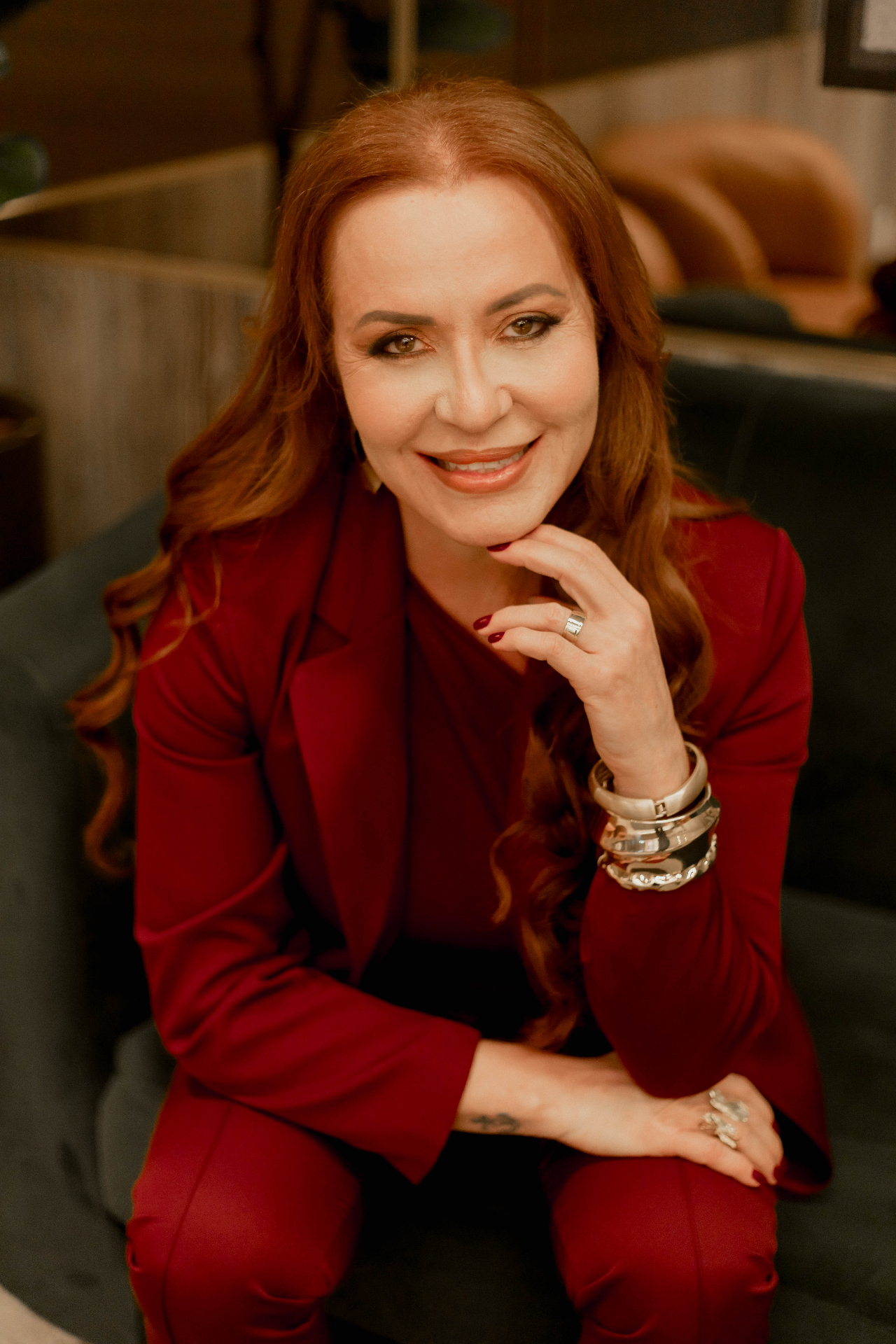 Dra. Adriana Lopes sentada